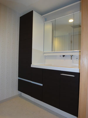 間仕切りも兼ね備えた造作収納を設置